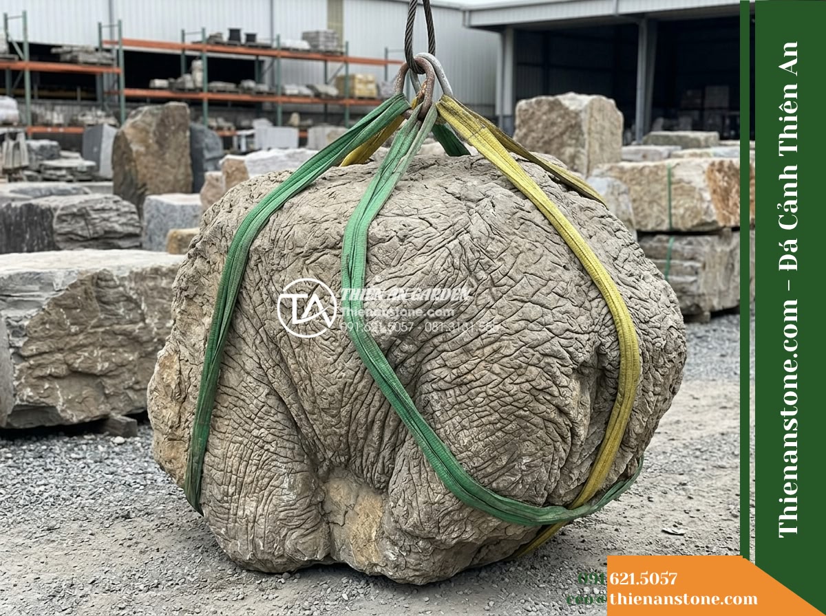 Đá Tượng Sáp (Khối lớn 130–200cm / ~1.5–4 tấn) | Chuyên dựng thân núi với nếp gấp tự nhiên, làm luồng chảy cho thác nước uốn lượn. - Hình 17 Đá Tượng Sáp (Khối lớn 130–200cm / ~1.5–4 tấn) | Chuyên dựng thân núi với nếp gấp tự nhiên, làm luồng chảy cho thác nước uốn lượn. - Technical inspection angle showing a 1.5 to 4 ton landscape stone rigged with so