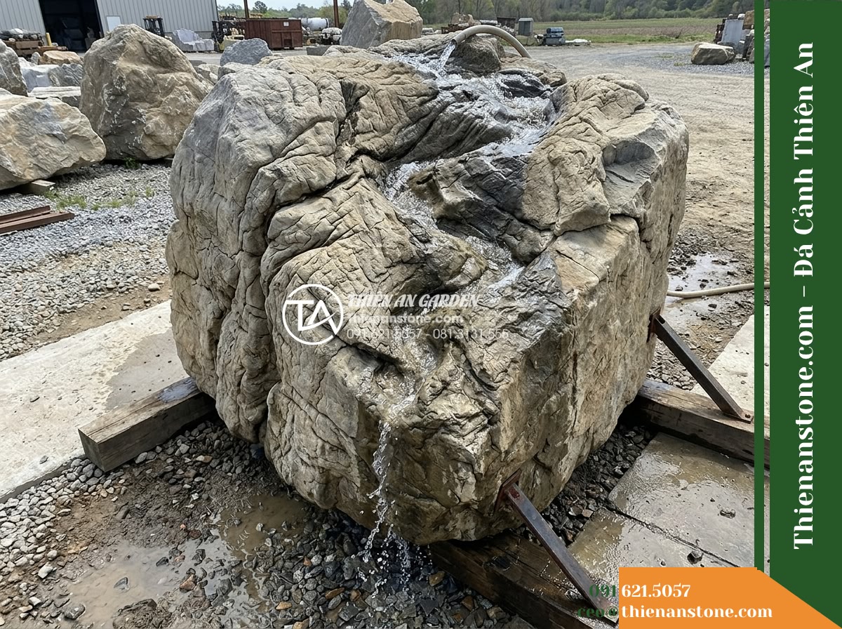 Đá Tượng Sáp (Khối lớn 130–200cm / ~1.5–4 tấn) | Chuyên dựng thân núi với nếp gấp tự nhiên, làm luồng chảy cho thác nước uốn lượn. - Hình 18 Đá Tượng Sáp (Khối lớn 130–200cm / ~1.5–4 tấn) | Chuyên dựng thân núi với nếp gấp tự nhiên, làm luồng chảy cho thác nước uốn lượn. - Field demonstration photograph showing a simulated water flow test across the de