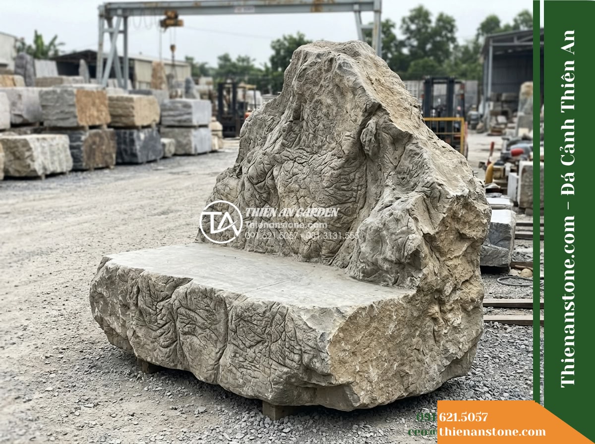 Đá Tượng Sáp (Khối lớn 130–200cm / ~1.5–4 tấn) | Chuyên dựng thân núi với nếp gấp tự nhiên, làm luồng chảy cho thác nước uốn lượn. - Hình 4 Đá Tượng Sáp (Khối lớn 130–200cm / ~1.5–4 tấn) | Chuyên dựng thân núi với nếp gấp tự nhiên, làm luồng chảy cho thác nước uốn lượn. - Perspective shot of an unprocessed landscape stone block in a stone masonry yard