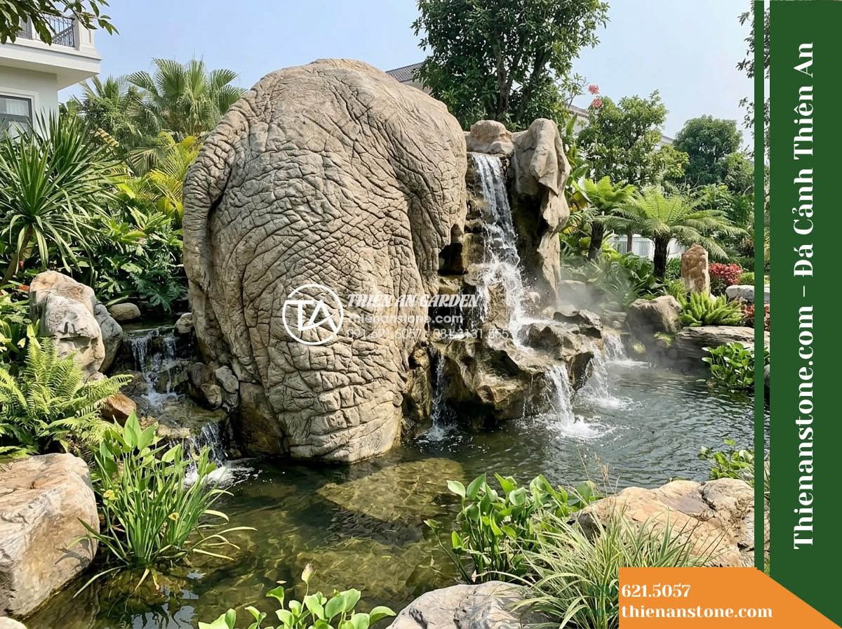 Đá Tượng Sáp (Size đại 80–120cm) | Chuyên làm khối chủ thác nước, hang hóc hồ cá. - Hình 20 Đá Tượng Sáp (Size đại 80–120cm) | Chuyên làm khối chủ thác nước, hang hóc hồ cá. - Comprehensive panoramic landscape view of an authentic villa water feature showc