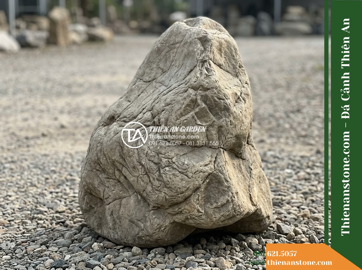 Đá Tượng Sáp (Size đại 80–120cm) | Chuyên làm khối chủ thác nước, hang hóc hồ cá. - Hình 4 Đá Tượng Sáp (Size đại 80–120cm) | Chuyên làm khối chủ thác nước, hang hóc hồ cá. - Side profile view of a massive raw boulder measuring approximately one meter, sh