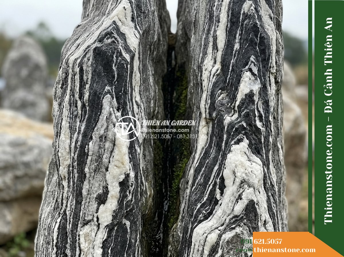 Đá Tuyết Lĩnh (Size lớn 60–100cm) | Chuyên làm tranh đá thủy mặc, vách núi. - Hình 7 Đá Tuyết Lĩnh (Size lớn 60–100cm) | Chuyên làm tranh đá thủy mặc, vách núi. - A detailed view of a vertical stone crevice formed between two massive 80 cm rug