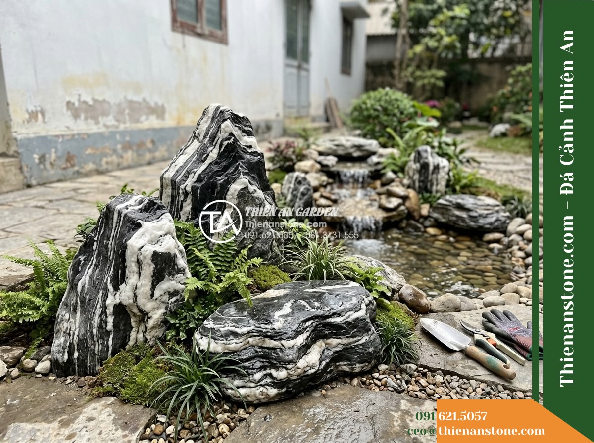 Đá Tuyết Lĩnh (Size vừa 35–60cm) | Chuyên xếp dòng chảy, tiểu cảnh sơn thủy. - Hình 5 Đá Tuyết Lĩnh (Size vừa 35–60cm) | Chuyên xếp dòng chảy, tiểu cảnh sơn thủy. - Landscaping installation view of natural rocks (35-60cm) staged beside a small c