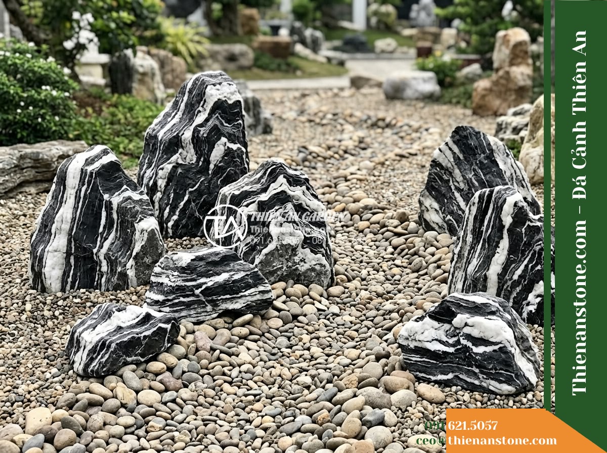 Đá Tuyết Lĩnh (Size vừa 35–60cm) | Chuyên xếp dòng chảy, tiểu cảnh sơn thủy. - Hình 6 Đá Tuyết Lĩnh (Size vừa 35–60cm) | Chuyên xếp dòng chảy, tiểu cảnh sơn thủy. - Elevated semi-high-angle perspective showing an organized cluster of medium ston