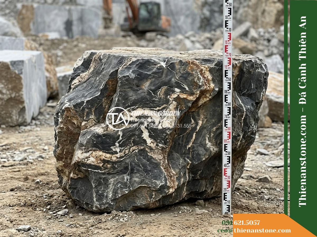 Đá Vũ Mây Thạch (Khối đại 80–110cm) | Chuyên dựng vách thác giật cấp lớn. - Hình 17 Đá Vũ Mây Thạch (Khối đại 80–110cm) | Chuyên dựng vách thác giật cấp lớn. - Product selection angle showing an individual natural stone block with a measuri