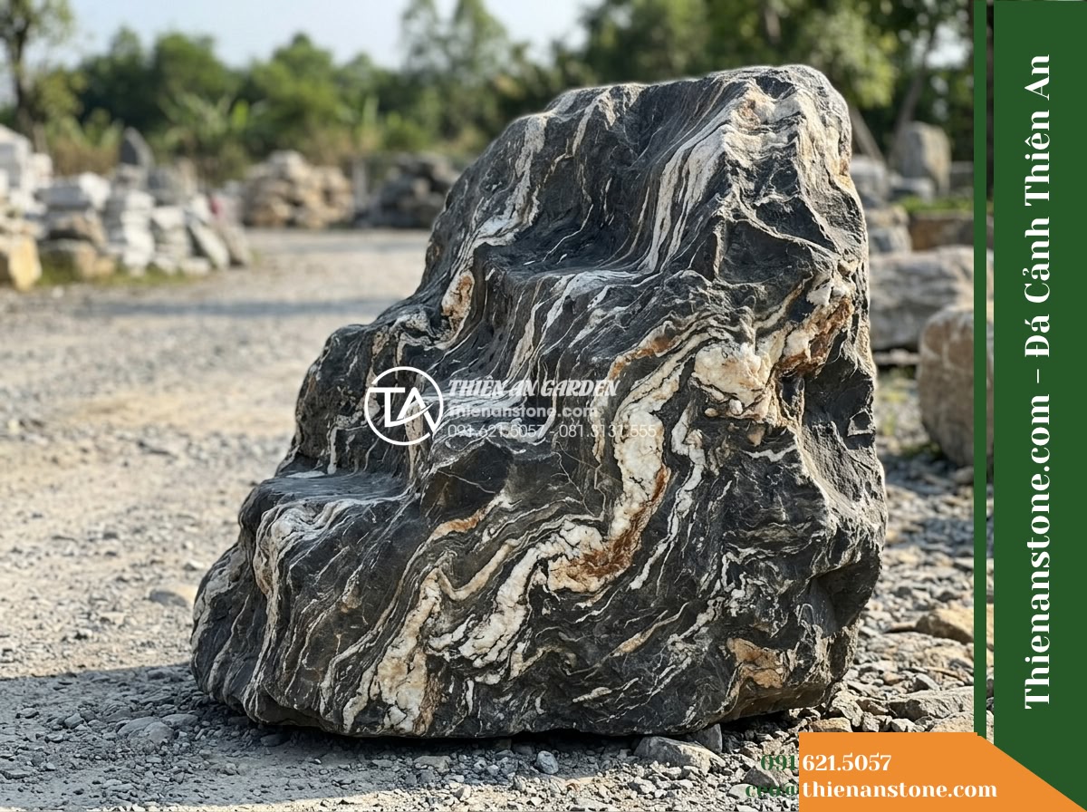 Đá Vũ Mây Thạch (Khối đại 80–110cm) | Chuyên dựng vách thác giật cấp lớn. - Hình 4 Đá Vũ Mây Thạch (Khối đại 80–110cm) | Chuyên dựng vách thác giật cấp lớn. - Side profile view of a massive landscape stone block showing full three-dimensio