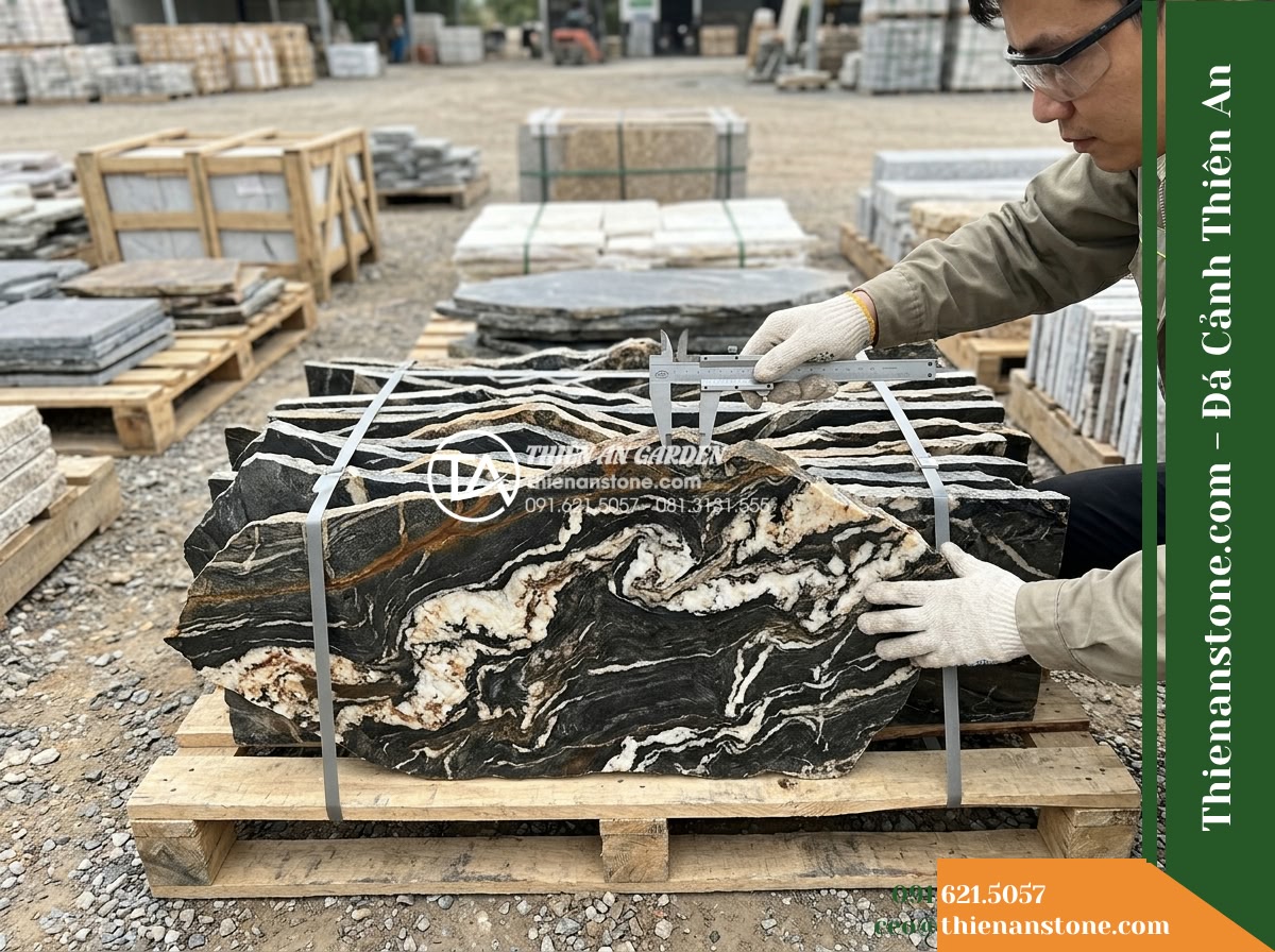 Đá Vũ Mây Thạch (Mảng ốp 20–50cm) | Chuyên ốp vách thác nước, mảng tường. - Hình 17 Đá Vũ Mây Thạch (Mảng ốp 20–50cm) | Chuyên ốp vách thác nước, mảng tường. - A clean technical photograph taken at a stone distribution yard showing a qualit
