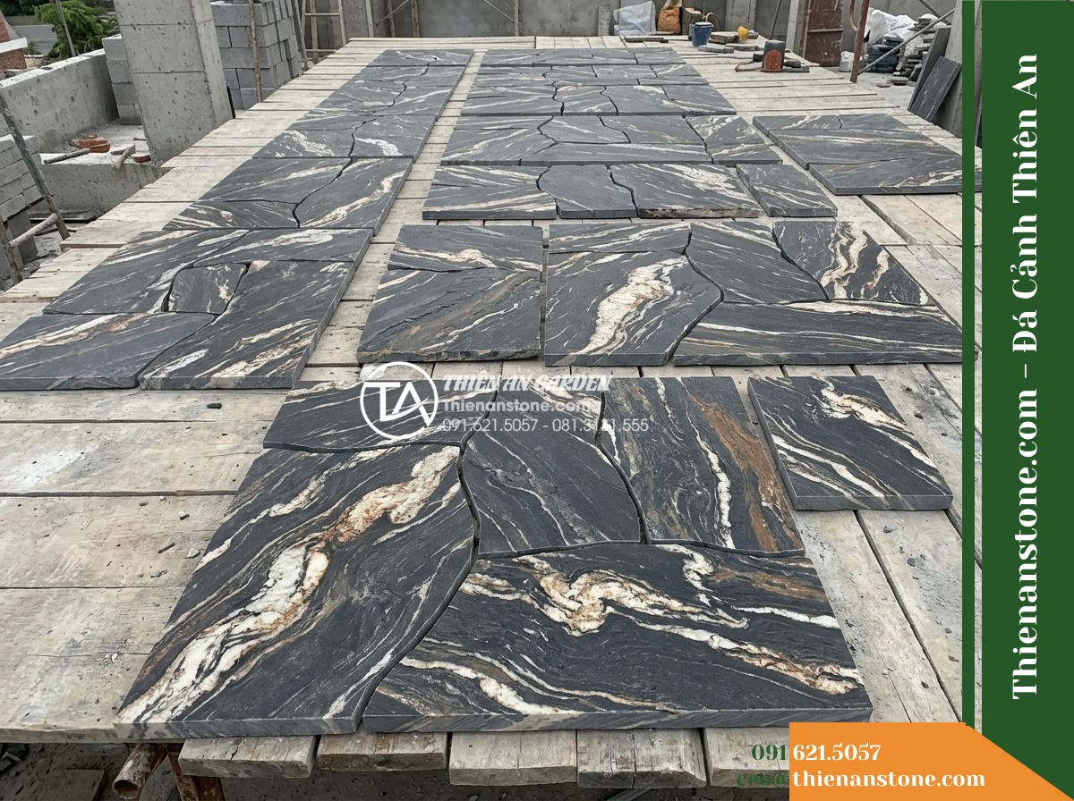 Đá Vũ Mây Thạch (Mảng ốp 20–50cm) | Chuyên ốp vách thác nước, mảng tường. - Hình 6 Đá Vũ Mây Thạch (Mảng ốp 20–50cm) | Chuyên ốp vách thác nước, mảng tường. - A slightly elevated documentary view capturing an array of stone slabs laid out