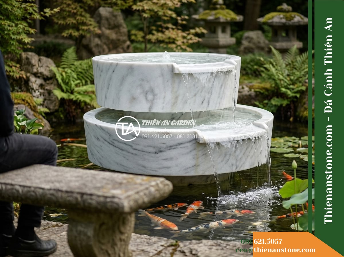 Đài Phun 2 Bát Tròn Chảy Tràn Hồ Koi, Bát D60cm Cao 1m - Hình 20 Đài Phun 2 Bát Tròn Chảy Tràn Hồ Koi, Bát D60cm Cao 1m - Cinematic seated perspective from the stone bench, showing the crisp water sheet