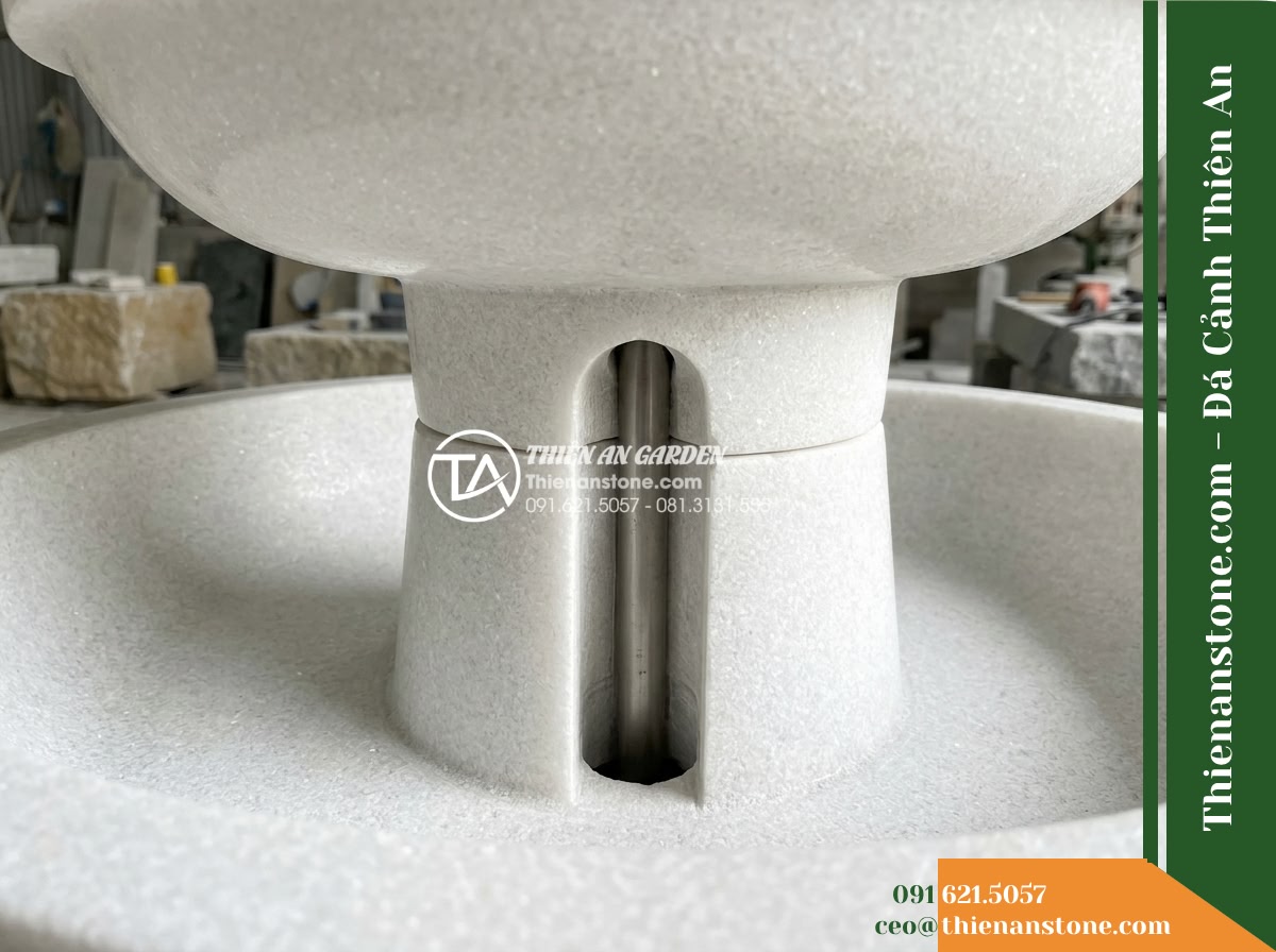 Đài Phun 2 Tầng Bát Sơ Khai Lòng Mịn, Bát D80cm Cao 1.1m - Hình 17 Đài Phun 2 Tầng Bát Sơ Khai Lòng Mịn, Bát D80cm Cao 1.1m - A technical close-up focusing on the central bored hole and the stone-to-stone a