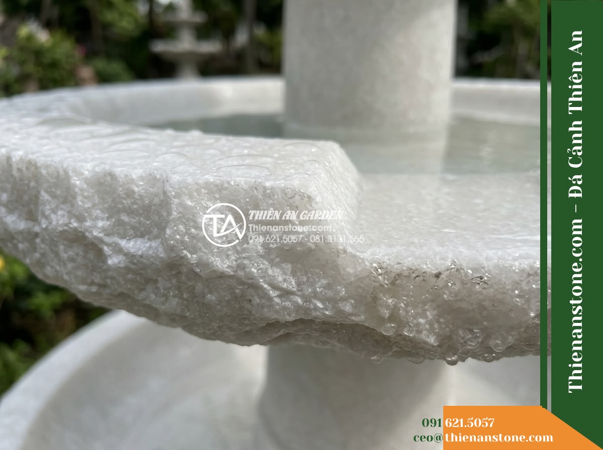 Đài Phun 2 Tầng Bát Sơ Khai Lòng Mịn, Bát D80cm Cao 1.1m - Hình 3 Đài Phun 2 Tầng Bát Sơ Khai Lòng Mịn, Bát D80cm Cao 1.1m - A macro photograph highlighting the tactile contrast between the hand-chiseled e