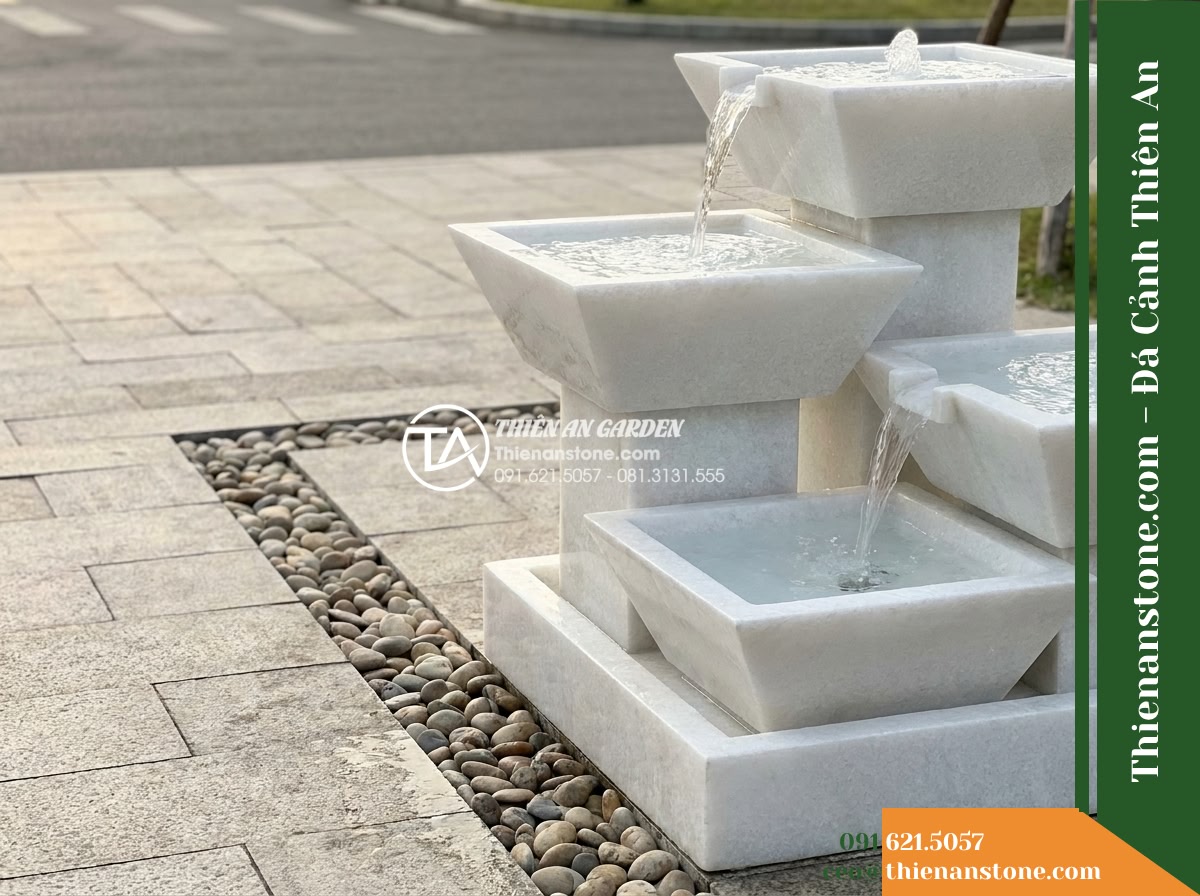 Đài Phun 3 Bát Vuông Xếp Lệch, Bát D60cm Cao 1.3m - Hình 10 Đài Phun 3 Bát Vuông Xếp Lệch, Bát D60cm Cao 1.3m - A secondary perspective photograph showing the fountain approached from a side s