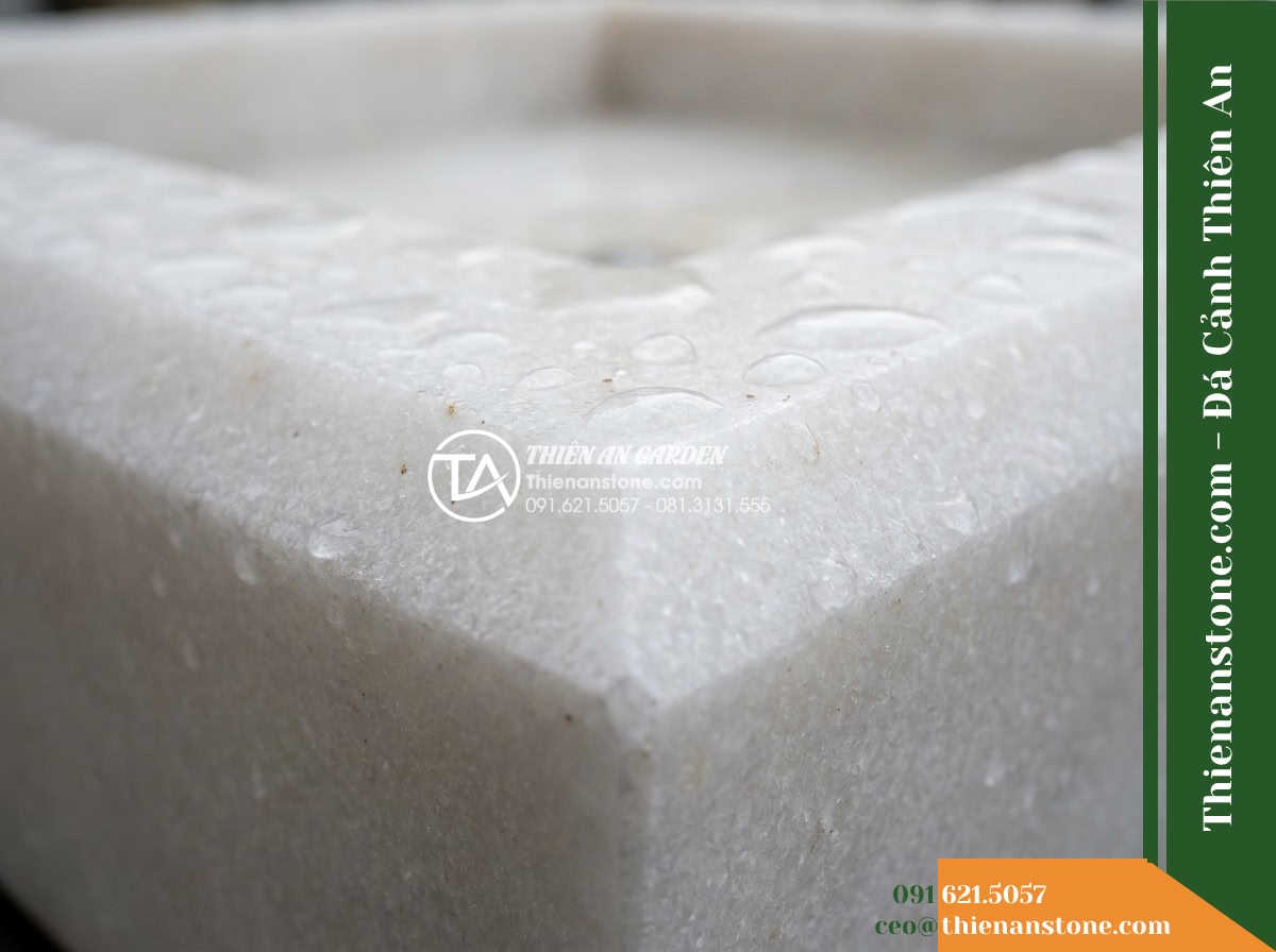 Đài Phun 3 Bát Vuông Xếp Lệch, Bát D60cm Cao 1.3m - Hình 3 Đài Phun 3 Bát Vuông Xếp Lệch, Bát D60cm Cao 1.3m - Macro close-up shot of the chiseled corner edge of a square stone fountain basin