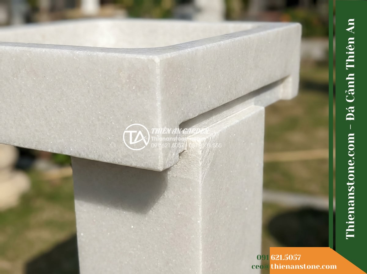 Đài Phun 3 Bát Vuông Xếp Lệch, Bát D60cm Cao 1.3m - Hình 4 Đài Phun 3 Bát Vuông Xếp Lệch, Bát D60cm Cao 1.3m - A detailed angled shot capturing the transition joint between the upper square s