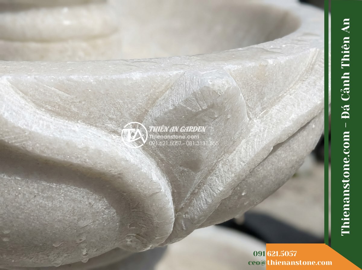 Đài Phun 3 Tầng Bát Sen Khắc Thủ Công, Bát D1.5m Cao 2.1m - Hình 3 Đài Phun 3 Tầng Bát Sen Khắc Thủ Công, Bát D1.5m Cao 2.1m - Close-up view of hand-carved stone lotus petals on the rim of a water fountain b