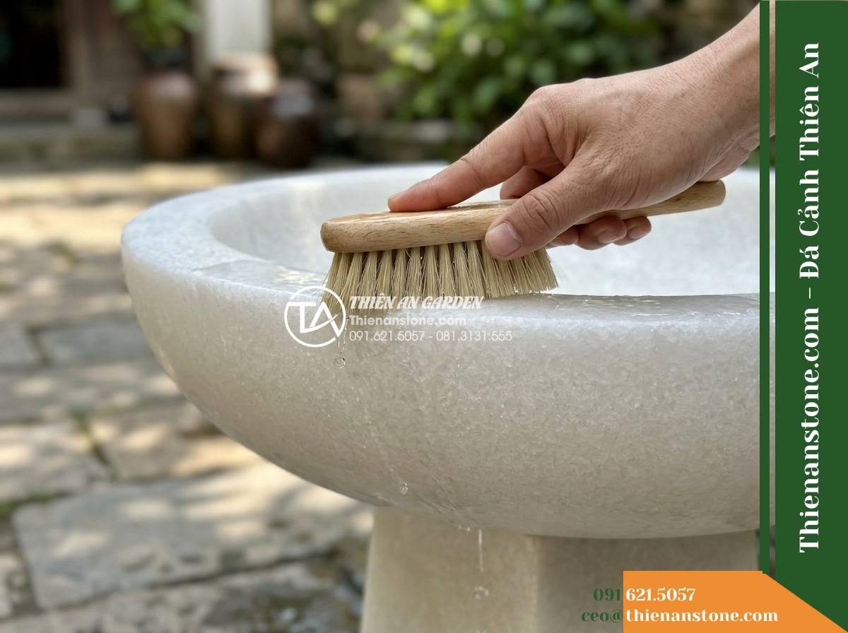 Đài Phun Bát Đơn Chân Thấp Phẳng Mặt, Bát D80cm Cao 50cm - Hình 15 Đài Phun Bát Đơn Chân Thấp Phẳng Mặt, Bát D80cm Cao 50cm - A close-up view showing a hand using a soft natural bristle brush to clean the s