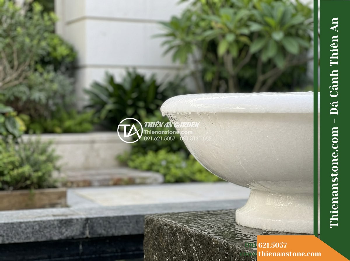 Đài Phun Bát Đơn Chân Thấp Phẳng Mặt, Bát D80cm Cao 50cm - Hình 2 Đài Phun Bát Đơn Chân Thấp Phẳng Mặt, Bát D80cm Cao 50cm - A diagonal side-view close-up photograph of the low stone fountain bowl showing
