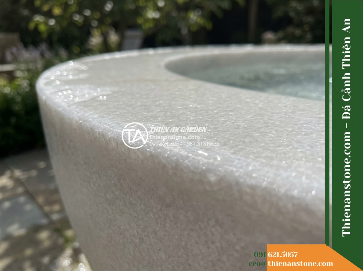 Đài Phun Bát Đơn Chân Thấp Phẳng Mặt, Bát D80cm Cao 50cm - Hình 3 Đài Phun Bát Đơn Chân Thấp Phẳng Mặt, Bát D80cm Cao 50cm - A macro detailed photograph focusing on the flat-honed stone rim of the water fo