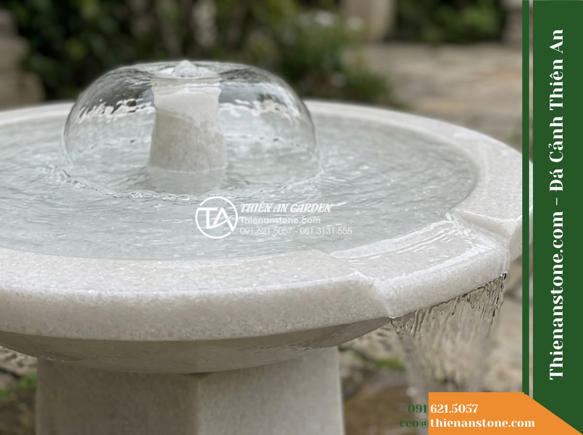Đài Phun Bát Đơn Chân Thấp Phẳng Mặt, Bát D80cm Cao 50cm - Hình 7 Đài Phun Bát Đơn Chân Thấp Phẳng Mặt, Bát D80cm Cao 50cm - A crisp close-up shot capturing clear water brimming up from the central nozzle