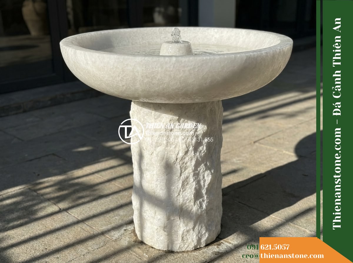 Đài Phun Bát Tròn Chân Trụ Thô, Bát D90cm Cao 80cm - Hình 13 Đài Phun Bát Tròn Chân Trụ Thô, Bát D90cm Cao 80cm - A raking natural daylight photograph showing directional sunbeams striking the r