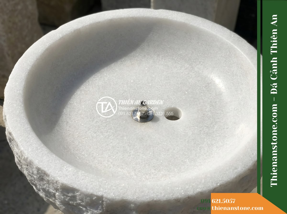 Đài Phun Bát Tròn Chân Trụ Thô, Bát D90cm Cao 80cm - Hình 15 Đài Phun Bát Tròn Chân Trụ Thô, Bát D90cm Cao 80cm - A utility detail photo focusing on the interior basin of the stone fountain, sho