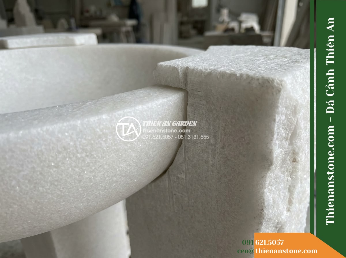 Đài Phun Bát Tròn Chân Trụ Thô, Bát D90cm Cao 80cm - Hình 17 Đài Phun Bát Tròn Chân Trụ Thô, Bát D90cm Cao 80cm - A technical detail photograph capturing the precise connection interface between