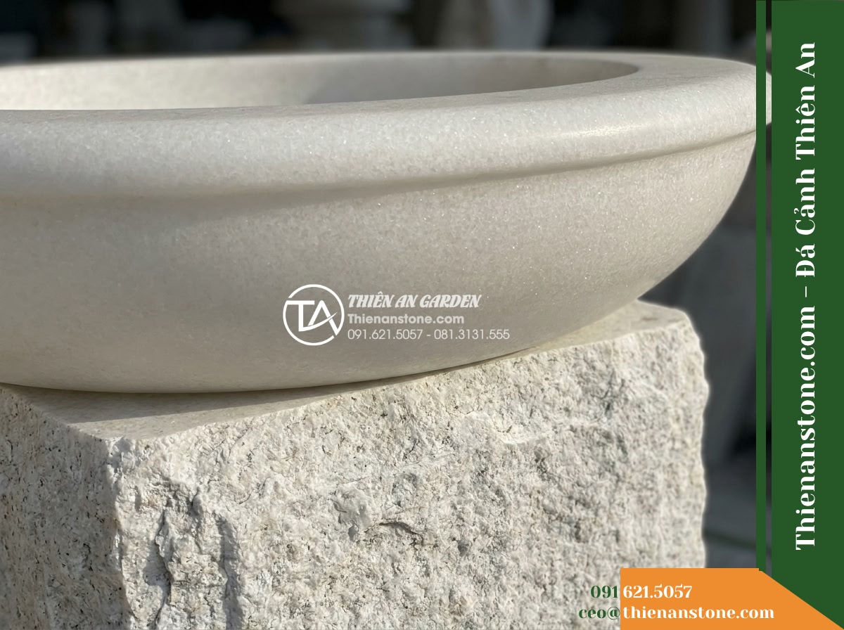 Đài Phun Bát Tròn Chân Trụ Thô, Bát D90cm Cao 80cm - Hình 3 Đài Phun Bát Tròn Chân Trụ Thô, Bát D90cm Cao 80cm - A tactile macro photograph showing the contrasting textures of the natural stone