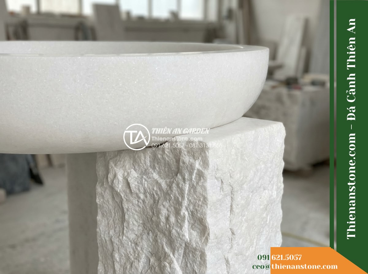 Đài Phun Bát Tròn Chân Trụ Thô, Bát D90cm Cao 80cm - Hình 4 Đài Phun Bát Tròn Chân Trụ Thô, Bát D90cm Cao 80cm - An eye-level inspection shot capturing the clean structural joint where the smoo