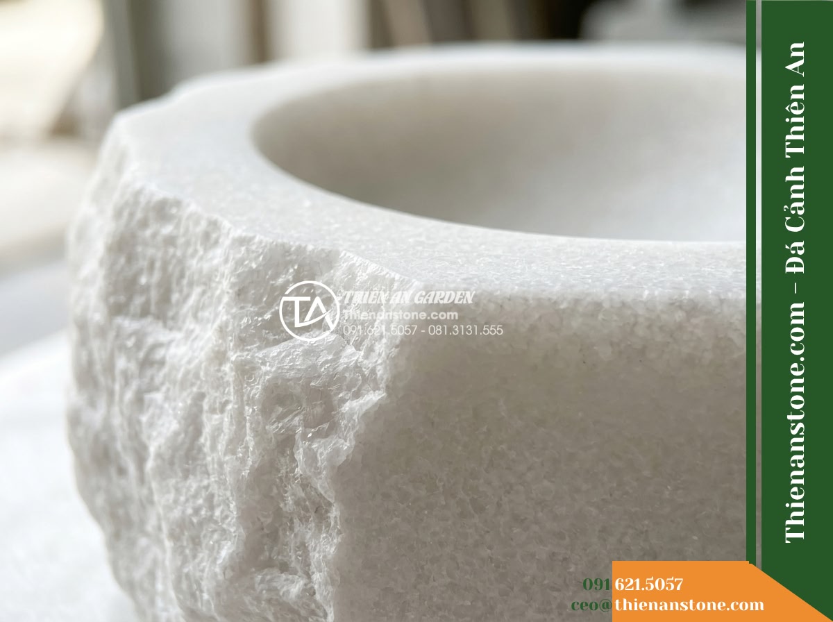 Đài Phun Bát Vuông Lòng Mài Mịn Vỏ Thô, Bát D80cm Cao 75cm - Hình 3 Đài Phun Bát Vuông Lòng Mài Mịn Vỏ Thô, Bát D80cm Cao 75cm - Macro photography of the natural stone surface showing raw hand-chiseled graniti