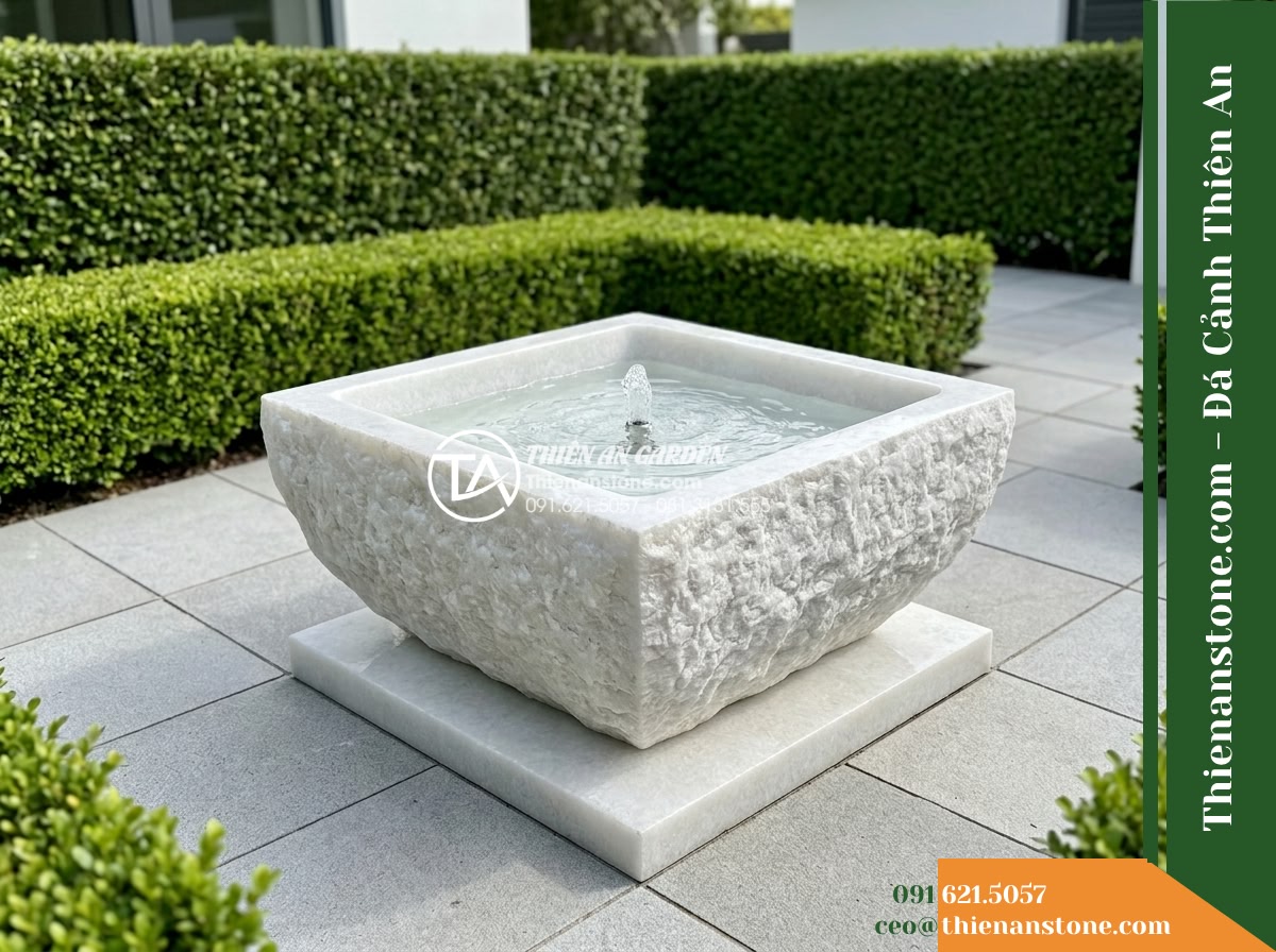 Đài Phun Bát Vuông Lòng Mài Mịn Vỏ Thô, Bát D80cm Cao 75cm - Hình 9 Đài Phun Bát Vuông Lòng Mài Mịn Vỏ Thô, Bát D80cm Cao 75cm - Daytime wide shot of modern minimalist courtyard with square pavers, centered sq