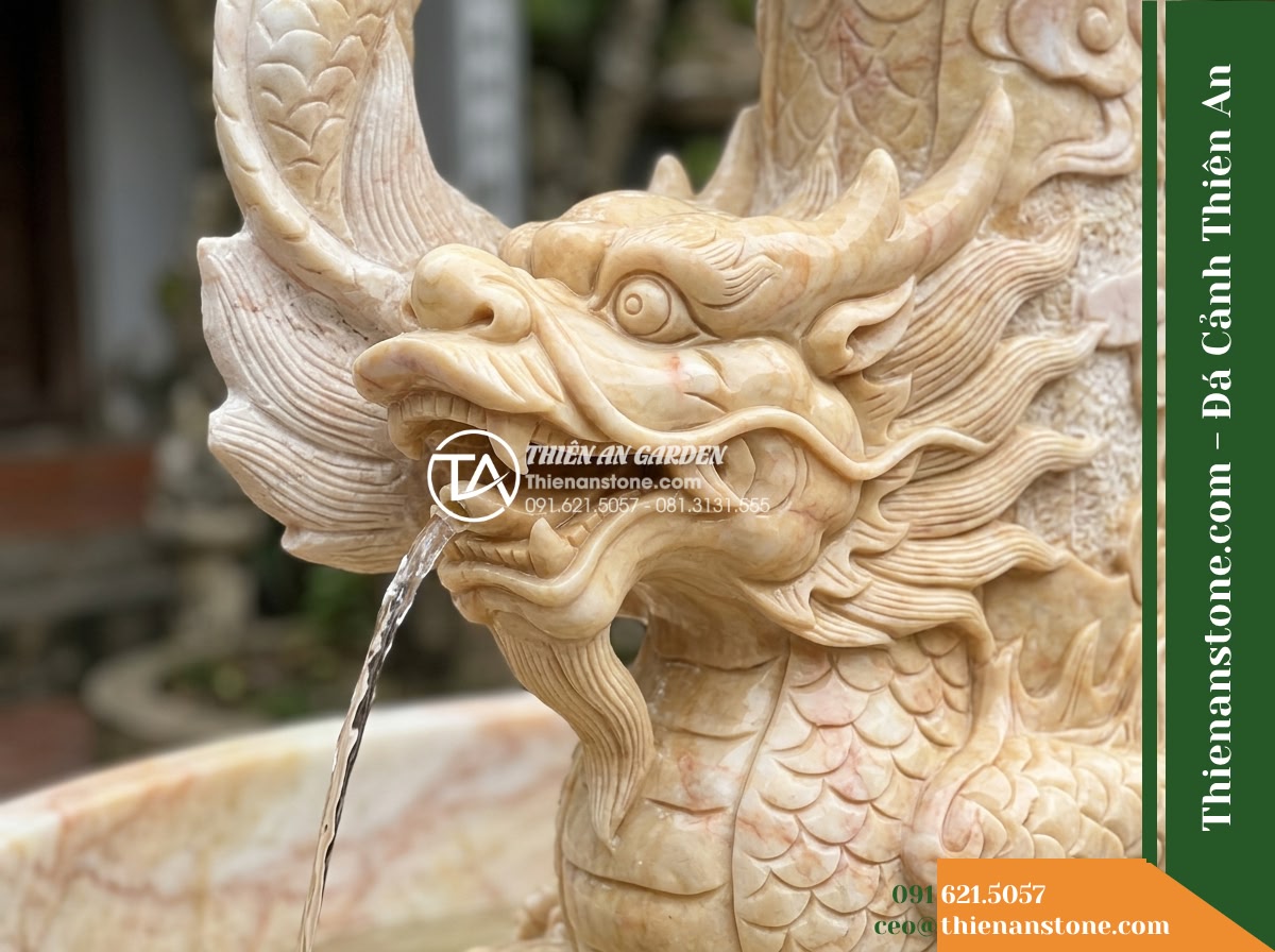 Đài Phun Cá Chép Hóa Rồng Nhả Nước, Bát D1m Cao 1.5m - Hình 2 Đài Phun Cá Chép Hóa Rồng Nhả Nước, Bát D1m Cao 1.5m - Close-up diagonal view focusing on the carved dragon-carp head of the natural st