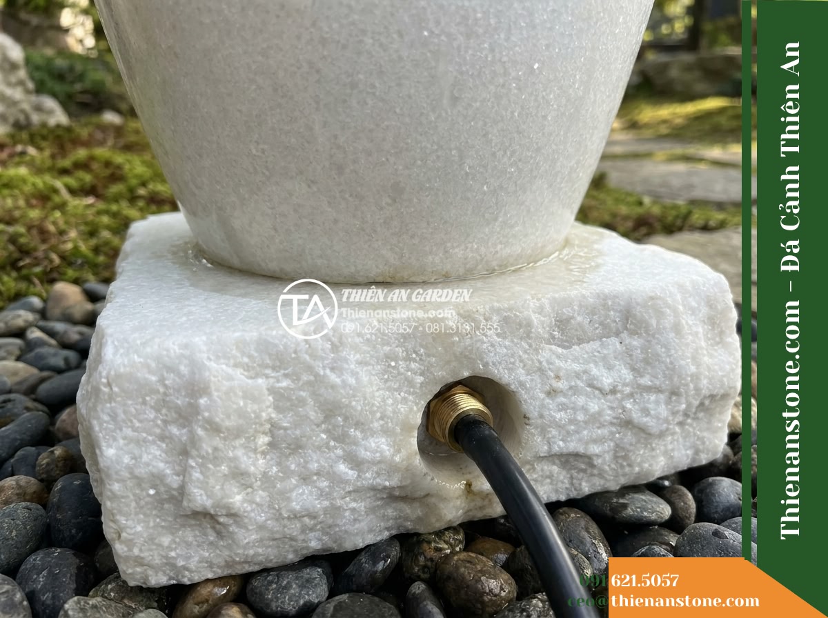 Đài Phun Cụm 3 Lu Nước Sân Vườn, D40cm Cao 60-80-100cm - Hình 17 Đài Phun Cụm 3 Lu Nước Sân Vườn, D40cm Cao 60-80-100cm - Focus shot on the structural base and water intake conduit hole of the stone jar