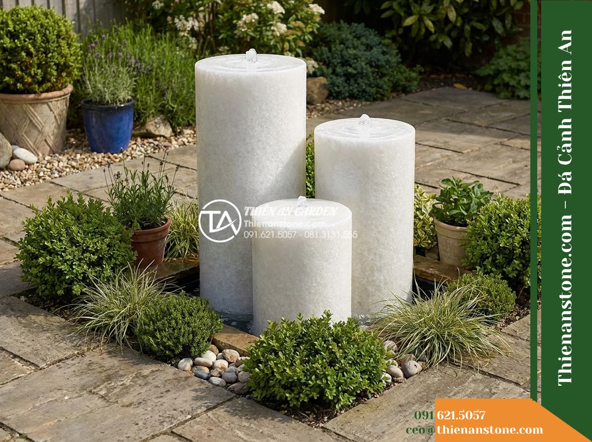 Đài Phun Cụm 3 Lu Nước Sân Vườn, D40cm Cao 60-80-100cm - Hình 18 Đài Phun Cụm 3 Lu Nước Sân Vườn, D40cm Cao 60-80-100cm - Comprehensive overview showing the 3-jar stone fountain naturally settled into t