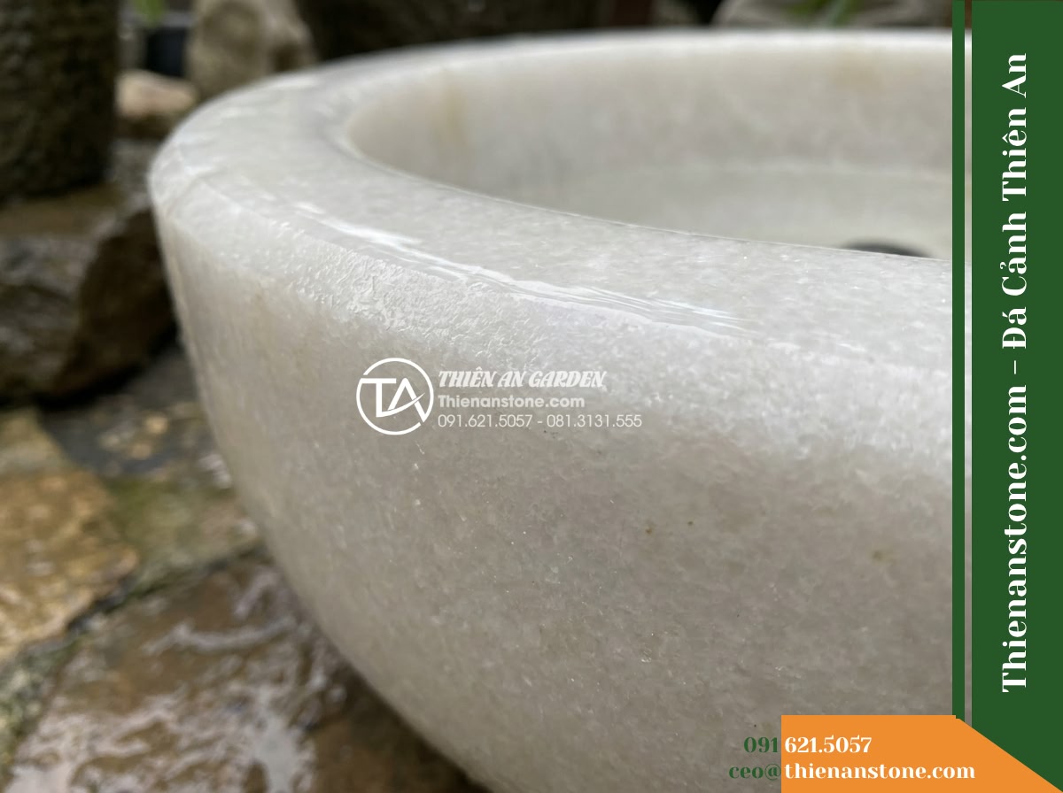 Đài Phun Cụm 3 Lu Nước Sân Vườn, D40cm Cao 60-80-100cm - Hình 3 Đài Phun Cụm 3 Lu Nước Sân Vườn, D40cm Cao 60-80-100cm - Macro detail of the rim and textured surface of a handcrafted natural stone wate