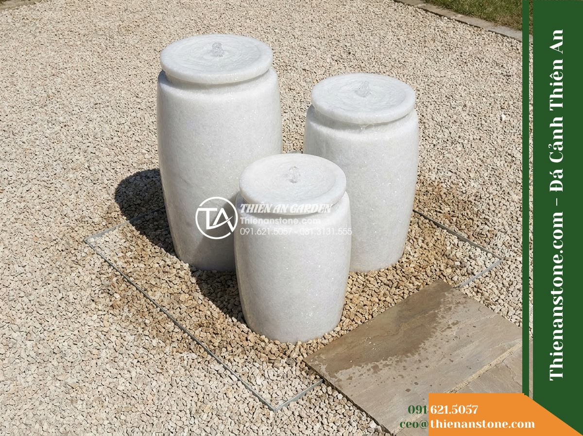 Đài Phun Cụm 3 Lu Nước Sân Vườn, D40cm Cao 60-80-100cm - Hình 6 Đài Phun Cụm 3 Lu Nước Sân Vườn, D40cm Cao 60-80-100cm - Elevated high-angle overview of the 3-jar fountain layout, showing the triangula