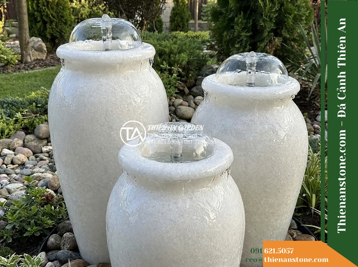 Đài Phun Cụm 3 Lu Nước Sân Vườn, D40cm Cao 60-80-100cm - Hình 7 Đài Phun Cụm 3 Lu Nước Sân Vườn, D40cm Cao 60-80-100cm - Realistic simulation shot capturing water hydraulics in action: water gently bub