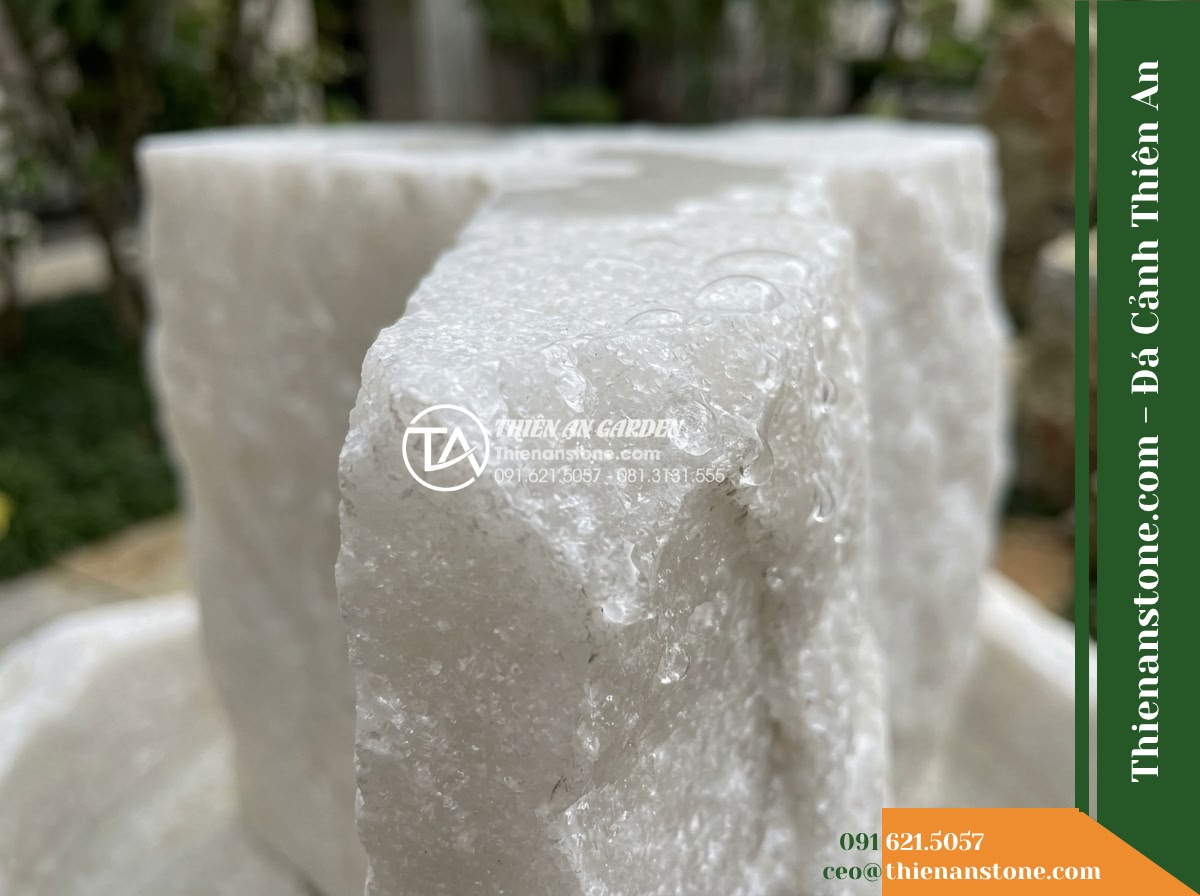 Đài Phun Cụm Khối Ba Cạnh Độc Bản, D90cm Cao 1.1m - Hình 4 Đài Phun Cụm Khối Ba Cạnh Độc Bản, D90cm Cao 1.1m - Macro photography of the fountain stone edge showing natural stone cleavage, rou
