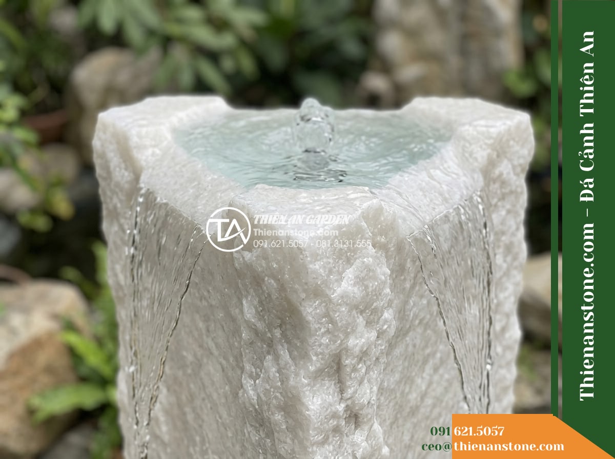 Đài Phun Cụm Khối Ba Cạnh Độc Bản, D90cm Cao 1.1m - Hình 7 Đài Phun Cụm Khối Ba Cạnh Độc Bản, D90cm Cao 1.1m - Close-up view of the fountain crown where clear water wells upward quietly, casc
