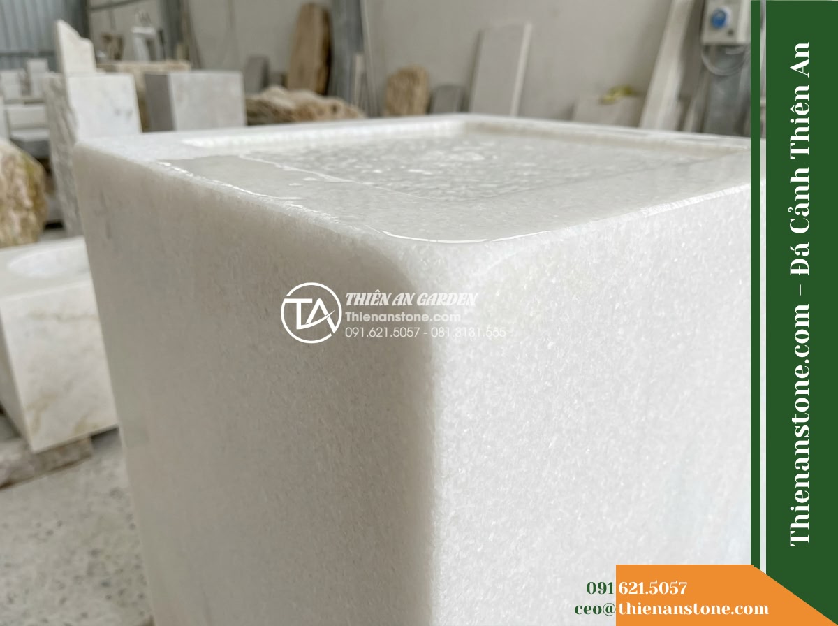Đài Phun Khối Bo Vuông Khò Mặt Nước, 60x60cm Cao 90cm - Hình 18 Đài Phun Khối Bo Vuông Khò Mặt Nước, 60x60cm Cao 90cm - Detailed visual evaluation angle showing the hand-dressed radius corner of the s