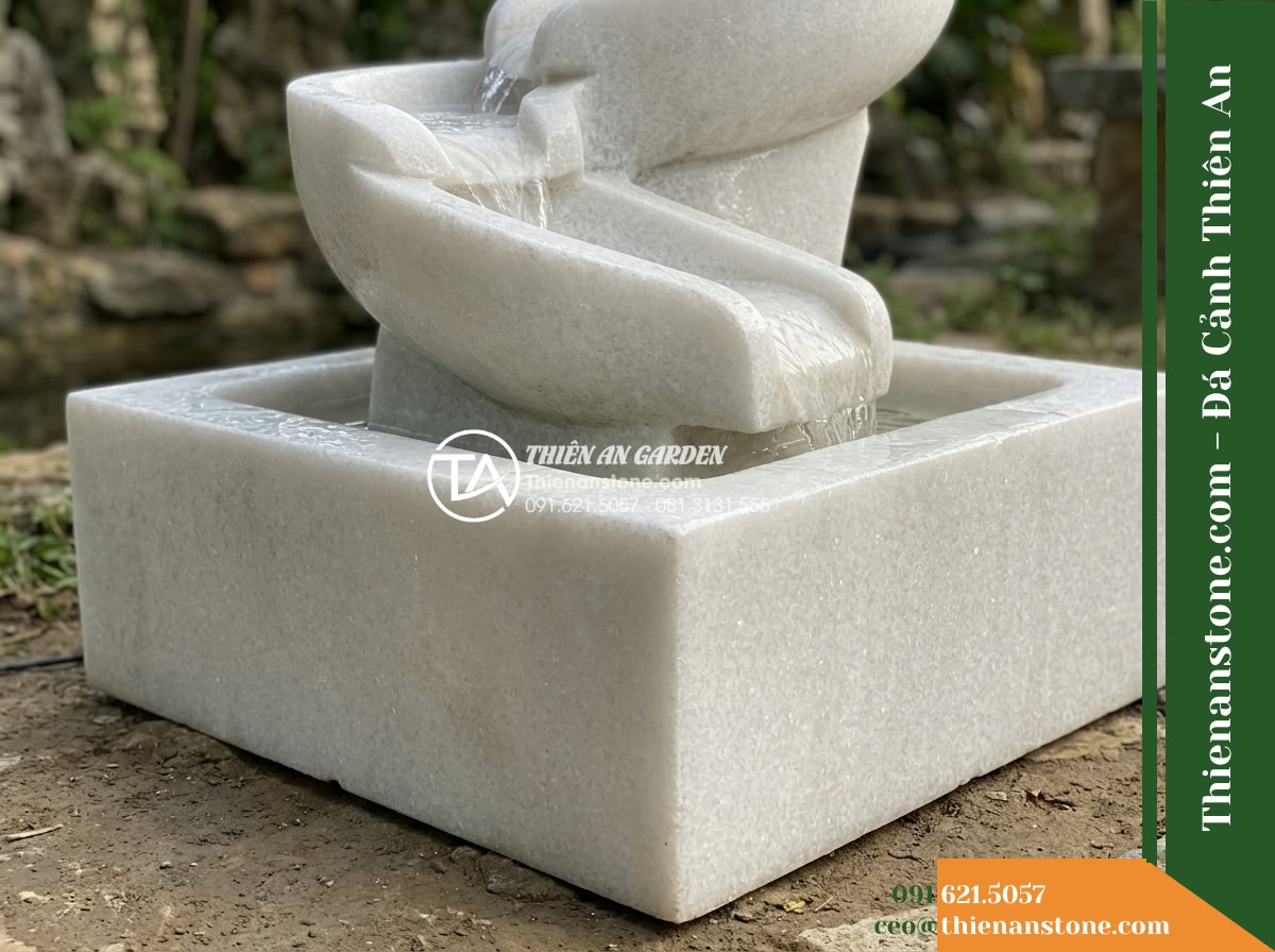 Đài Phun Khối Suối Dốc Chảy Róc Rách, D90cm Cao 85cm - Hình 4 Đài Phun Khối Suối Dốc Chảy Róc Rách, D90cm Cao 85cm - A low oblique angle photograph focusing on the heavy transitional base of the st