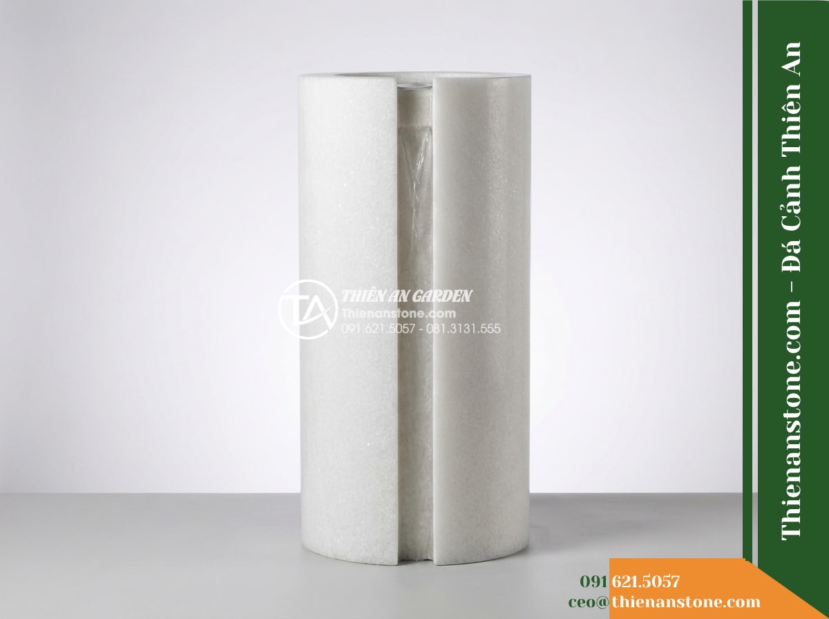 Đài Phun Khối Trụ Bổ Đôi Rãnh Trào, D50cm Cao 1m - Hình 11 Đài Phun Khối Trụ Bổ Đôi Rãnh Trào, D50cm Cao 1m - Standalone studio-like exterior photograph of the D50cm height 1m split cylindri