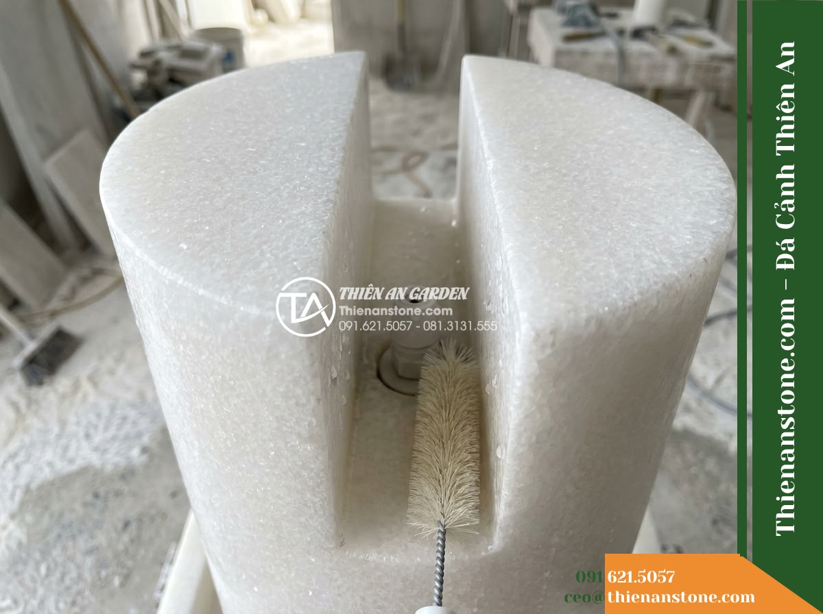 Đài Phun Khối Trụ Bổ Đôi Rãnh Trào, D50cm Cao 1m - Hình 15 Đài Phun Khối Trụ Bổ Đôi Rãnh Trào, D50cm Cao 1m - Close-up practical view focusing on the upper opening of the vertical split ston