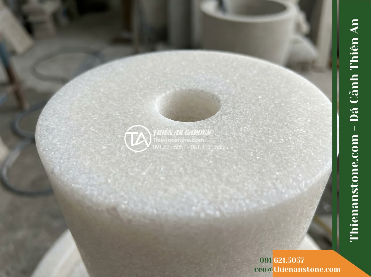 Đài Phun Khối Trụ Bổ Đôi Rãnh Trào, D50cm Cao 1m - Hình 17 Đài Phun Khối Trụ Bổ Đôi Rãnh Trào, D50cm Cao 1m - Technical inspection detail shot focusing on the concealed pipe inlet cavity at