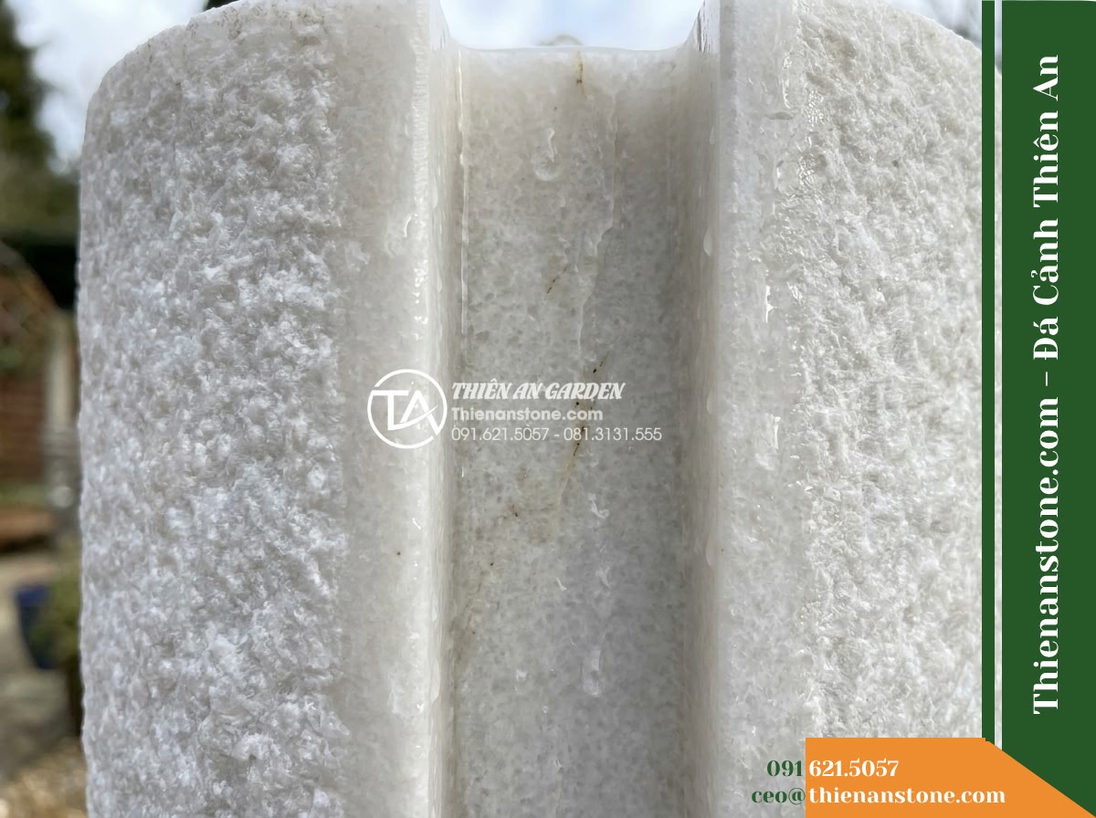 Đài Phun Khối Trụ Bổ Đôi Rãnh Trào, D50cm Cao 1m - Hình 3 Đài Phun Khối Trụ Bổ Đôi Rãnh Trào, D50cm Cao 1m - Macro detailed close-up shot of the split channel of a stone cylinder water feat