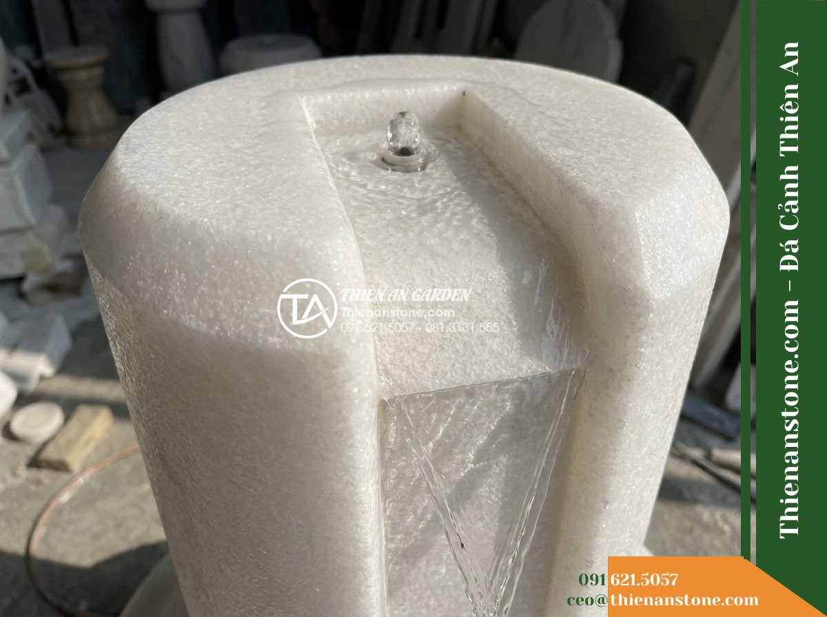 Đài Phun Khối Trụ Bổ Đôi Rãnh Trào, D50cm Cao 1m - Hình 7 Đài Phun Khối Trụ Bổ Đôi Rãnh Trào, D50cm Cao 1m - Detailed close-up showing water hydraulics inside the vertical split channel of