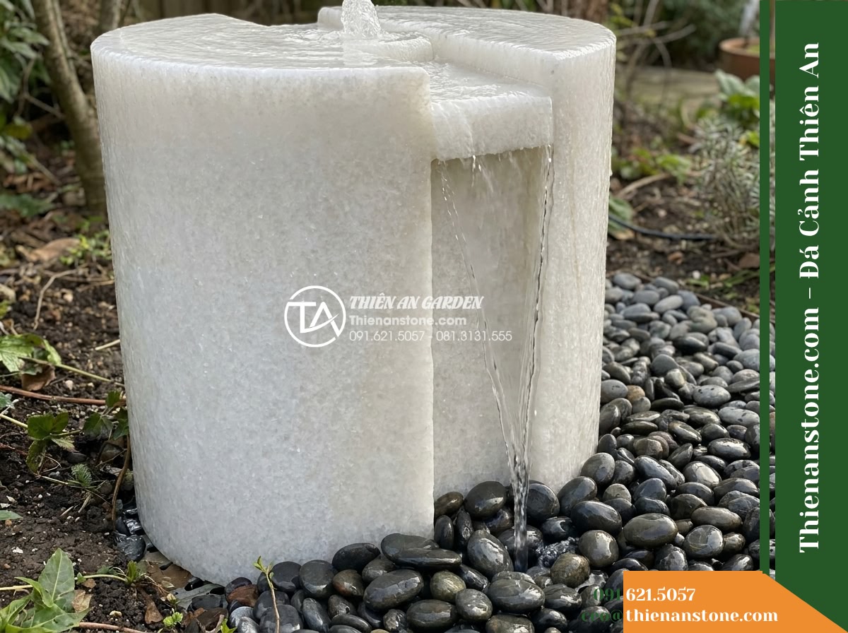 Đài Phun Khối Trụ Bổ Đôi Rãnh Trào, D50cm Cao 1m - Hình 8 Đài Phun Khối Trụ Bổ Đôi Rãnh Trào, D50cm Cao 1m - Side profile view showing the intersection of the natural stone cylinder fountai