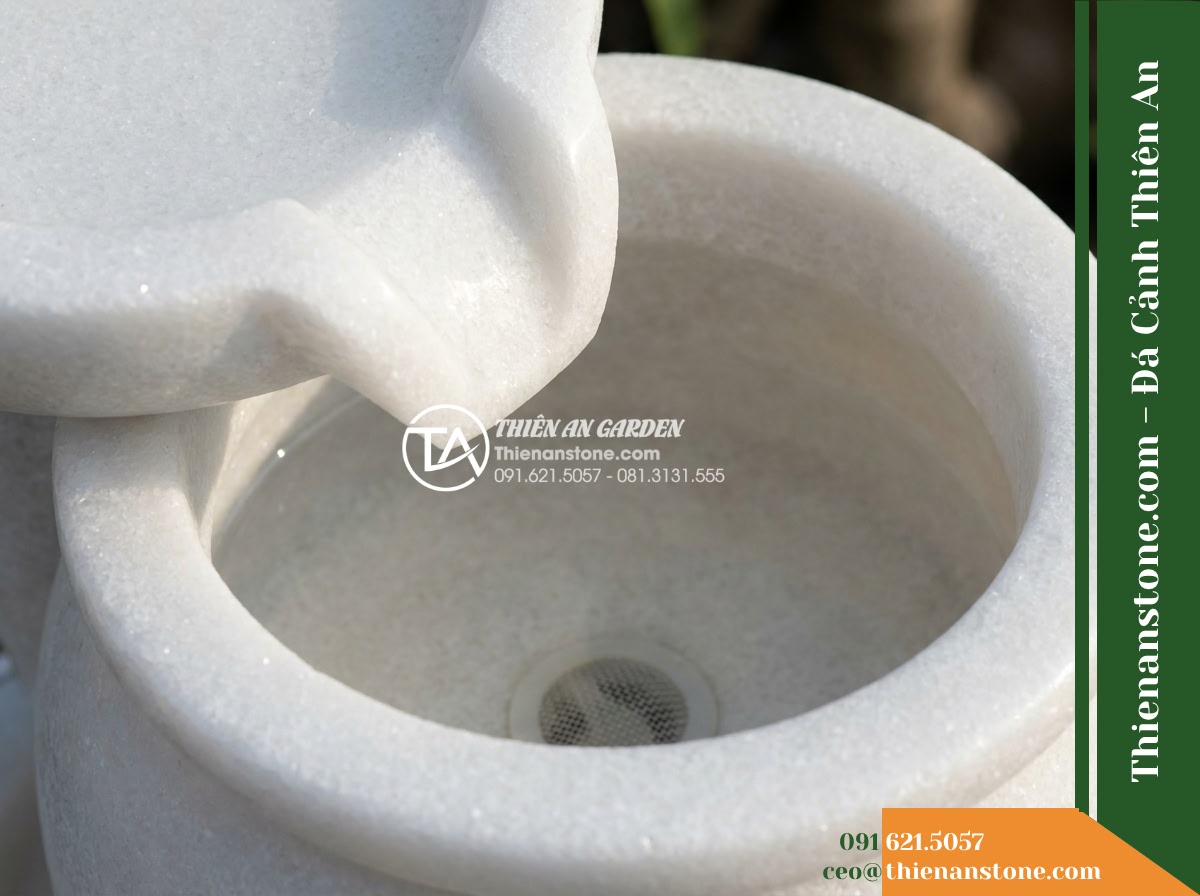 Đài Phun Lu Nước Xếp 2 Tầng Lệch, D40cm Cao 90cm - Hình 15 Đài Phun Lu Nước Xếp 2 Tầng Lệch, D40cm Cao 90cm - Close-up inspection view of the stone jar interior reservoir and overflow edge,