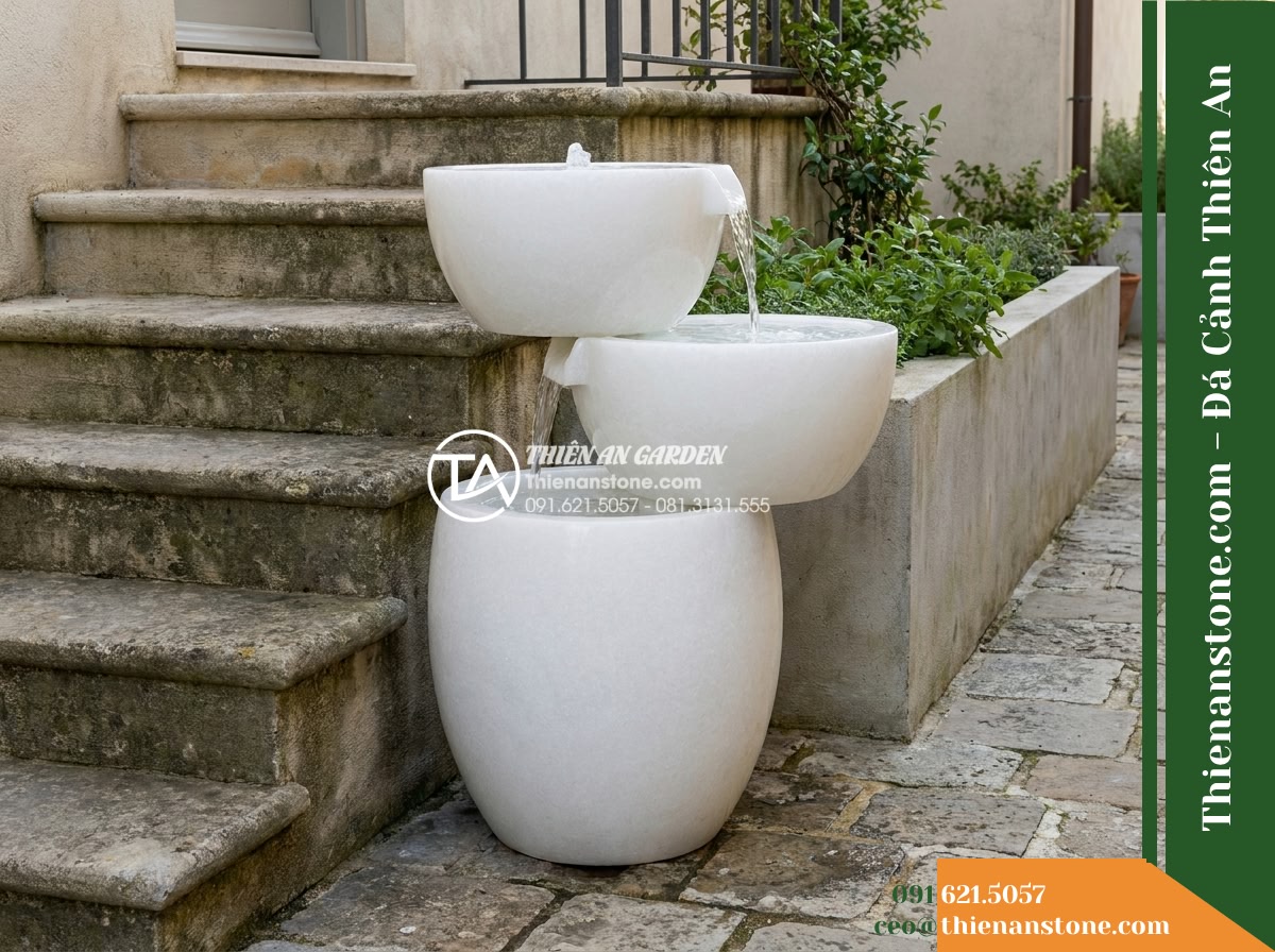 Đài Phun Lu Nước Xếp 2 Tầng Lệch, D40cm Cao 90cm - Hình 5 Đài Phun Lu Nước Xếp 2 Tầng Lệch, D40cm Cao 90cm - Wide angle view of natural stone fountain standing 90cm tall in a narrow side co