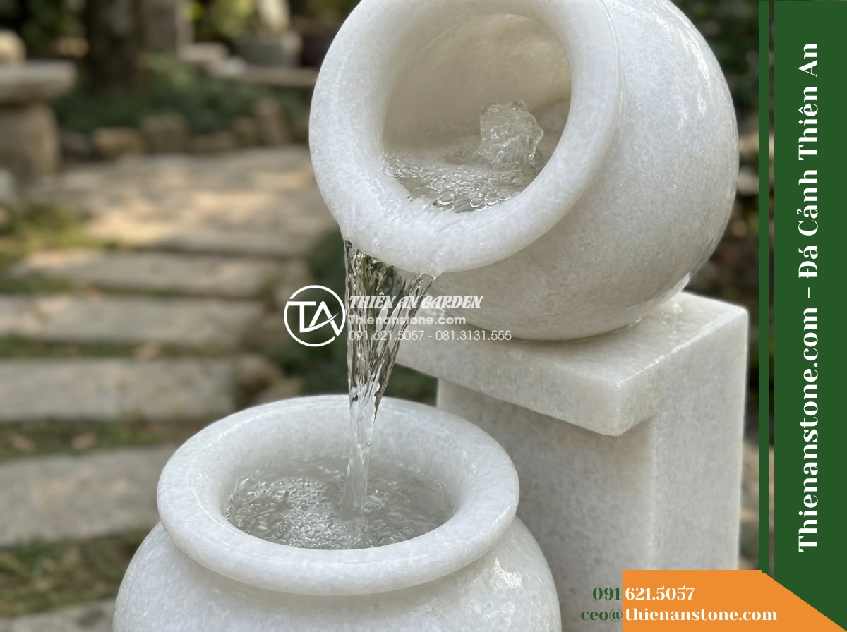 Đài Phun Lu Nước Xếp 2 Tầng Lệch, D40cm Cao 90cm - Hình 7 Đài Phun Lu Nước Xếp 2 Tầng Lệch, D40cm Cao 90cm - Close detailed shot of bubbling water overflowing from the upper tilted stone ja