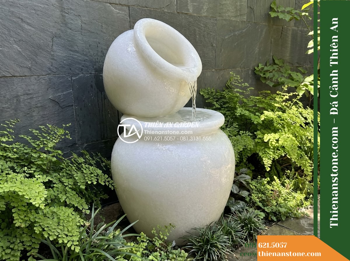 Đài Phun Lu Nước Xếp 2 Tầng Lệch, D40cm Cao 90cm - Hình 9 Đài Phun Lu Nước Xếp 2 Tầng Lệch, D40cm Cao 90cm - Daytime realistic landscape view of the two-tier offset stone water jar fountain